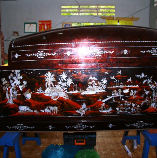 Quan tài gỗ cẩn sơn mài